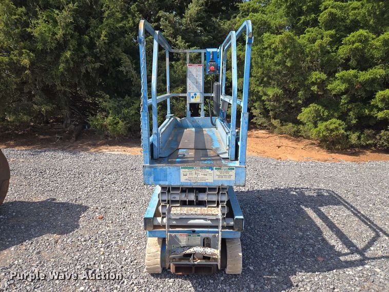 image for item EW0378 2002 Genie GS-1930 scissor lift