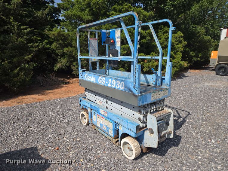image for item EW0378 2002 Genie GS-1930 scissor lift