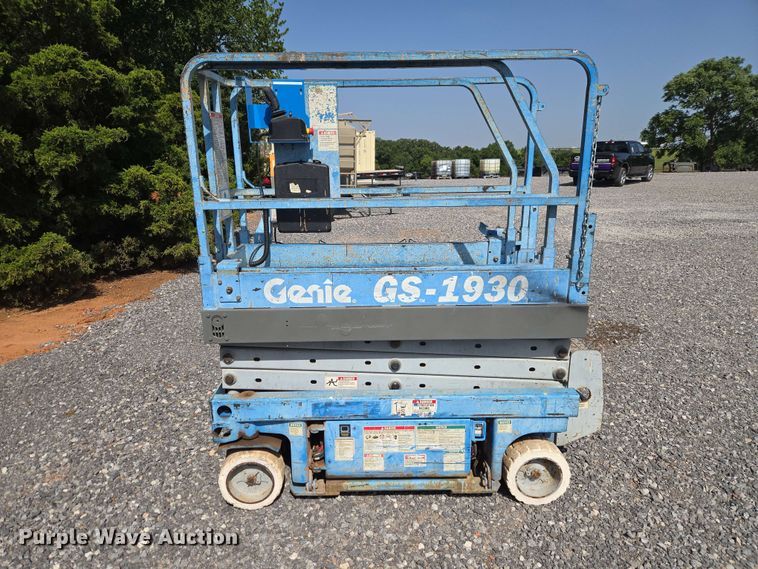 image for item EW0378 2002 Genie GS-1930 scissor lift
