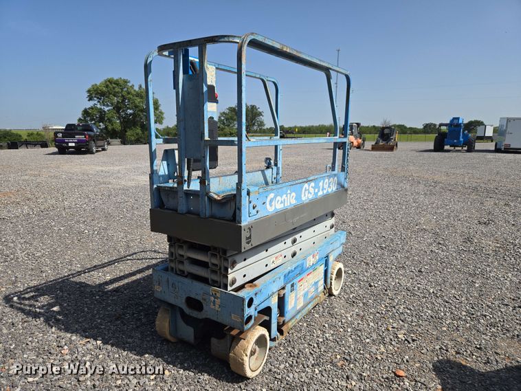 image for item EW0378 2002 Genie GS-1930 scissor lift