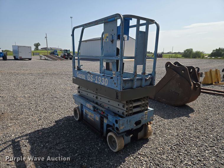 image for item EW0378 2002 Genie GS-1930 scissor lift
