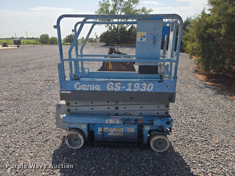 image for item EW0378 2002 Genie GS-1930 scissor lift