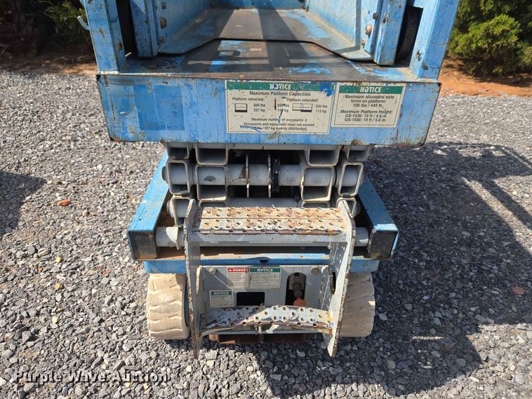 image for item EW0378 2002 Genie GS-1930 scissor lift