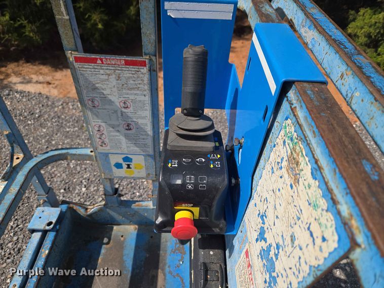 image for item EW0378 2002 Genie GS-1930 scissor lift
