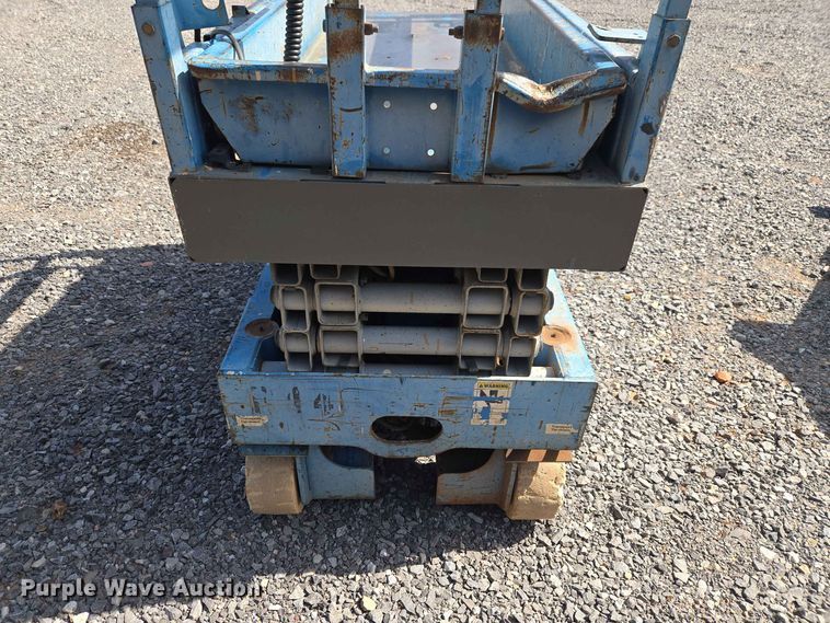 image for item EW0378 2002 Genie GS-1930 scissor lift