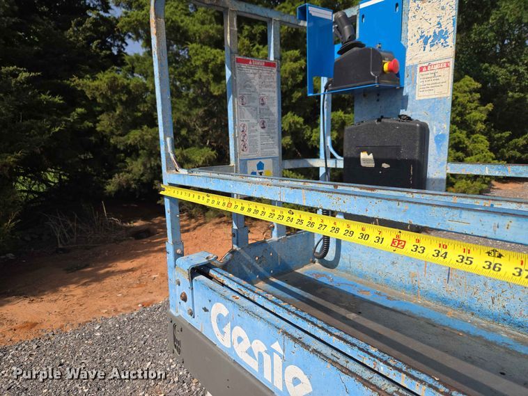 image for item EW0378 2002 Genie GS-1930 scissor lift