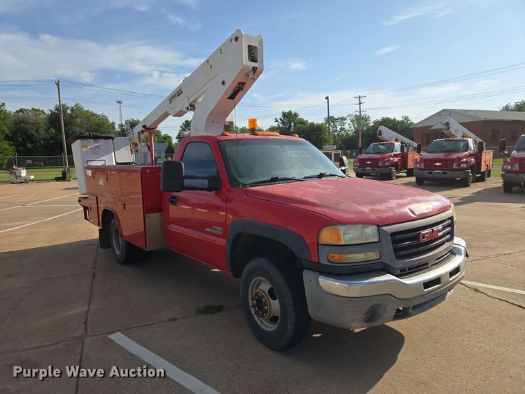 image for item EW0383 2003 GMC Sierra 3500 bucket truck