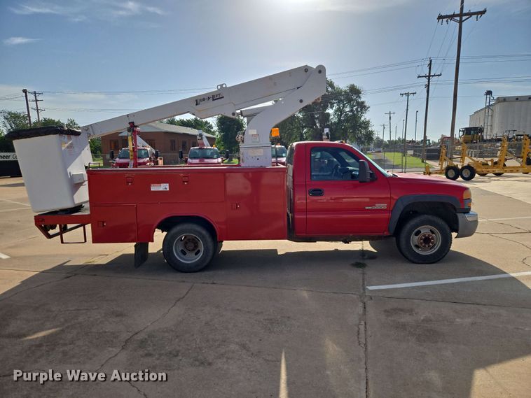 image for item EW0383 2003 GMC Sierra 3500 bucket truck
