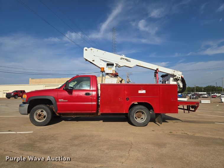 image for item EW0383 2003 GMC Sierra 3500 bucket truck