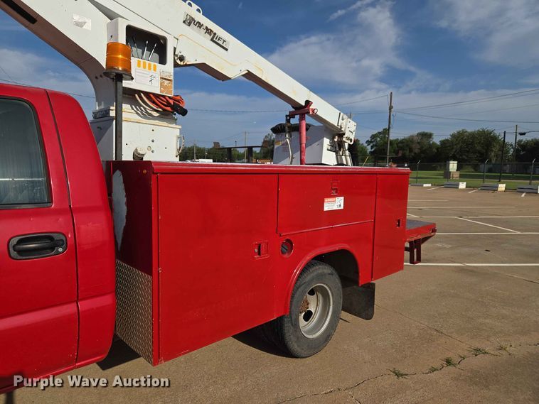 image for item EW0383 2003 GMC Sierra 3500 bucket truck