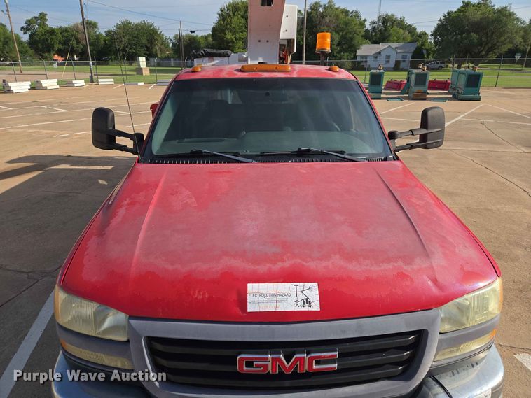 image for item EW0383 2003 GMC Sierra 3500 bucket truck