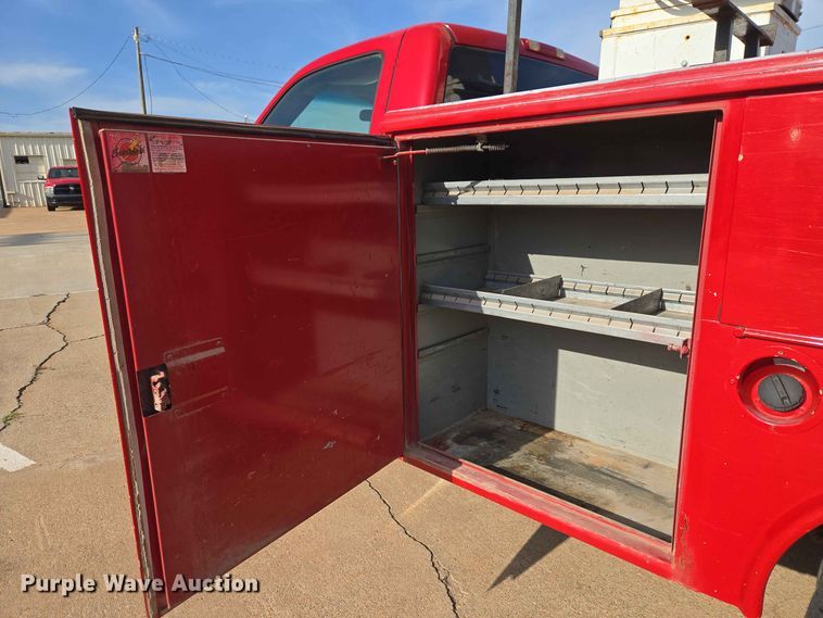 image for item EW0383 2003 GMC Sierra 3500 bucket truck