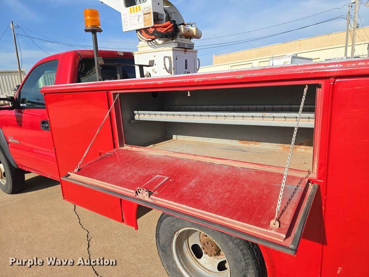 image for item EW0383 2003 GMC Sierra 3500 bucket truck