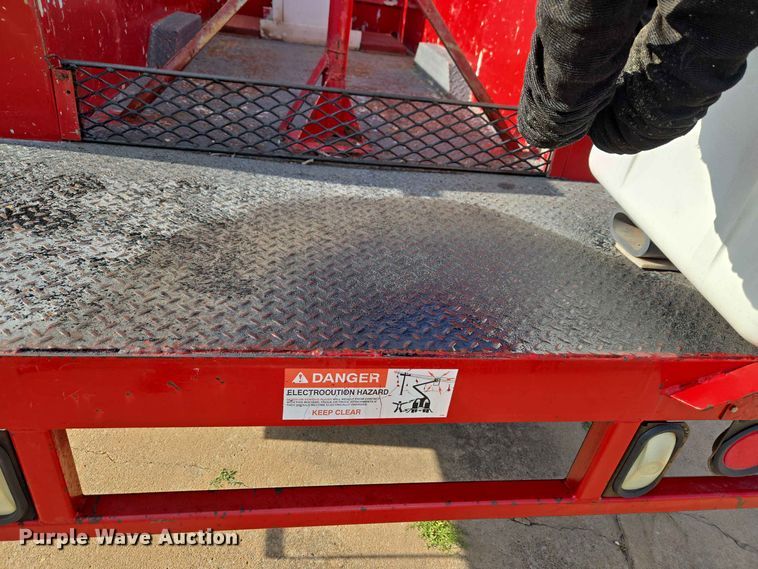 image for item EW0383 2003 GMC Sierra 3500 bucket truck