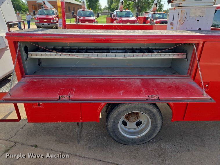 image for item EW0383 2003 GMC Sierra 3500 bucket truck