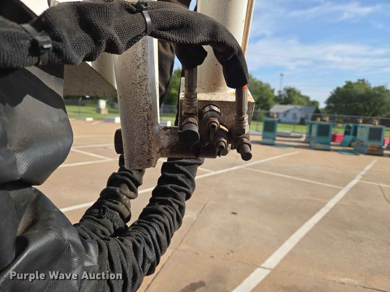 image for item EW0383 2003 GMC Sierra 3500 bucket truck