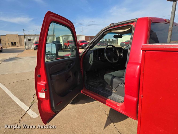 image for item EW0383 2003 GMC Sierra 3500 bucket truck