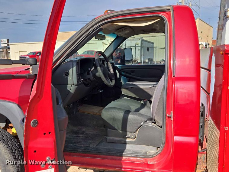 image for item EW0383 2003 GMC Sierra 3500 bucket truck