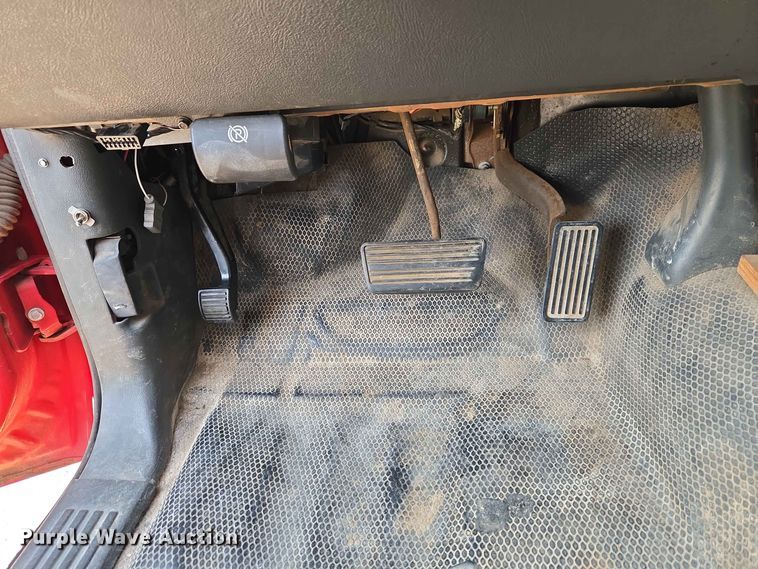 image for item EW0383 2003 GMC Sierra 3500 bucket truck