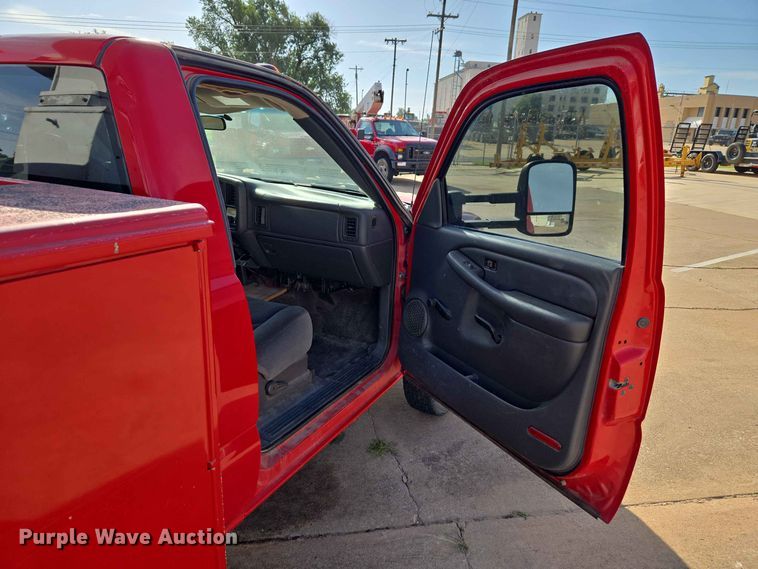 image for item EW0383 2003 GMC Sierra 3500 bucket truck