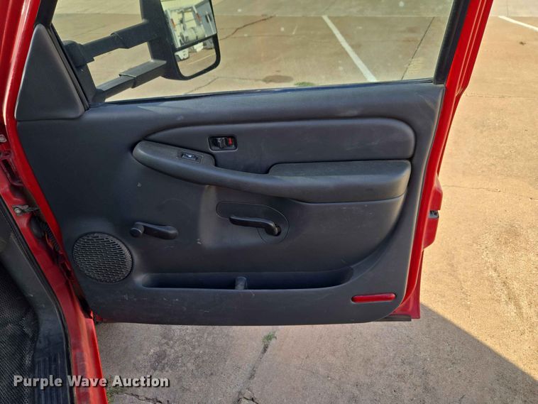 image for item EW0383 2003 GMC Sierra 3500 bucket truck