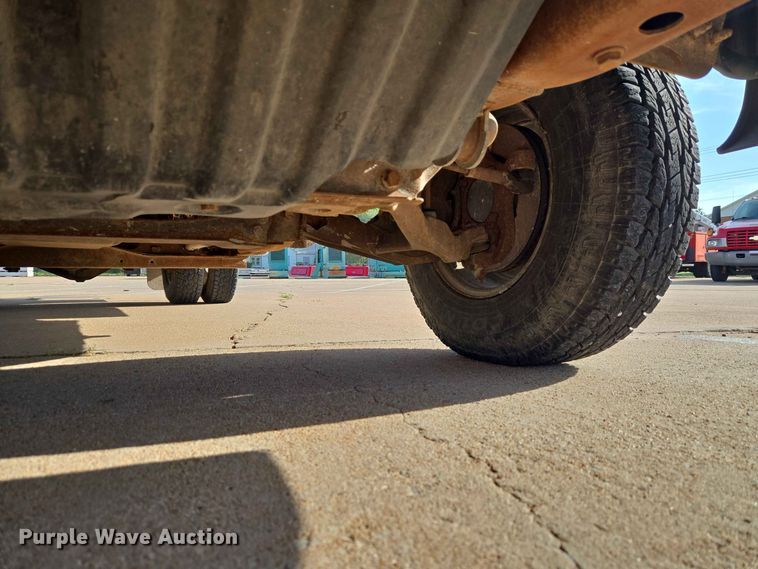 image for item EW0383 2003 GMC Sierra 3500 bucket truck