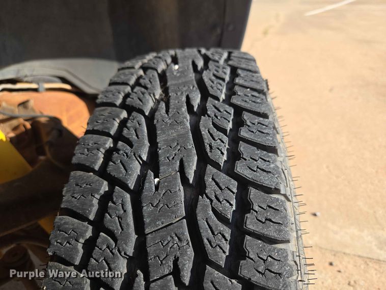 image for item EW0383 2003 GMC Sierra 3500 bucket truck