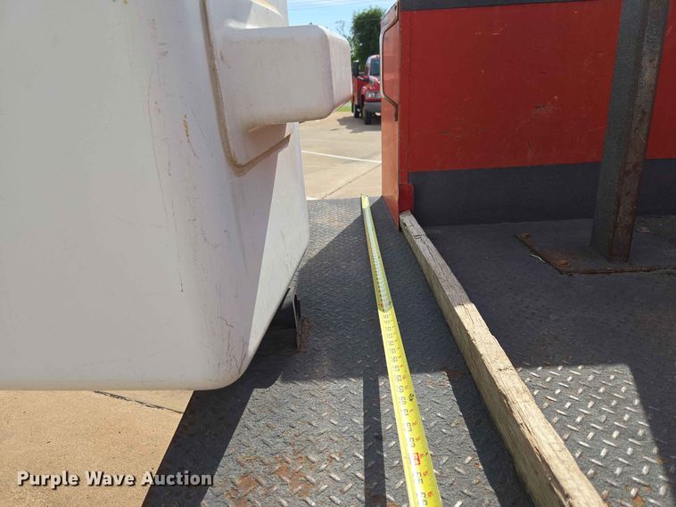 image for item EW0385 2004 Chevrolet C4500 bucket truck