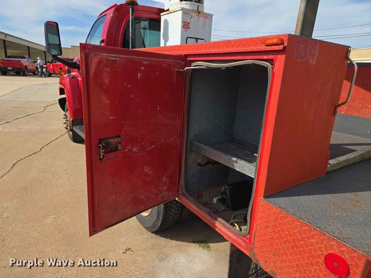 image for item EW0385 2004 Chevrolet C4500 bucket truck