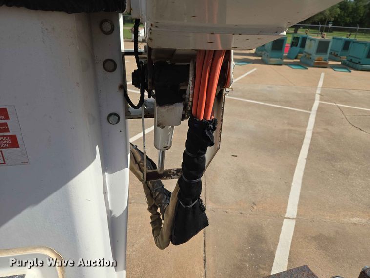 image for item EW0385 2004 Chevrolet C4500 bucket truck