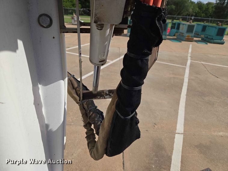 image for item EW0385 2004 Chevrolet C4500 bucket truck