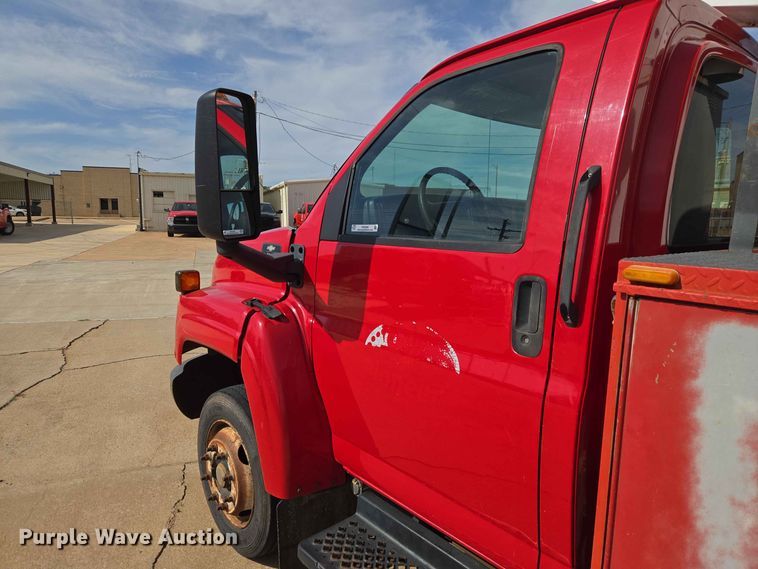 image for item EW0385 2004 Chevrolet C4500 bucket truck