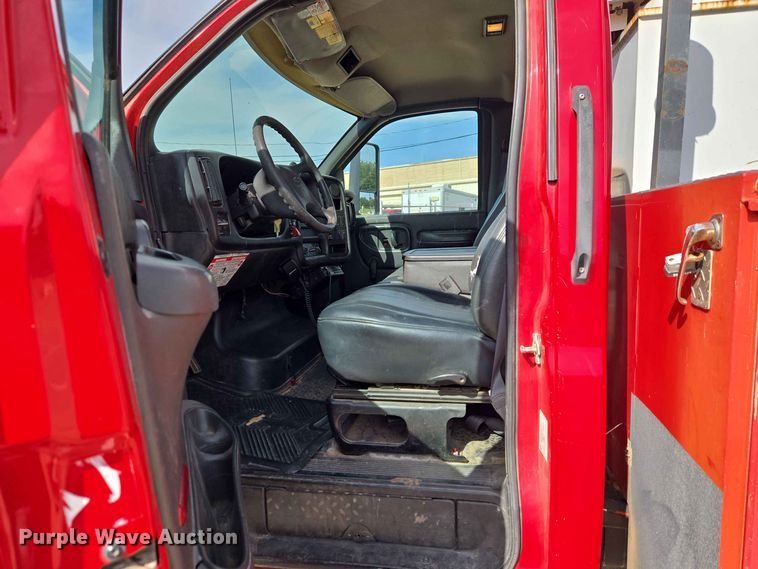 image for item EW0385 2004 Chevrolet C4500 bucket truck