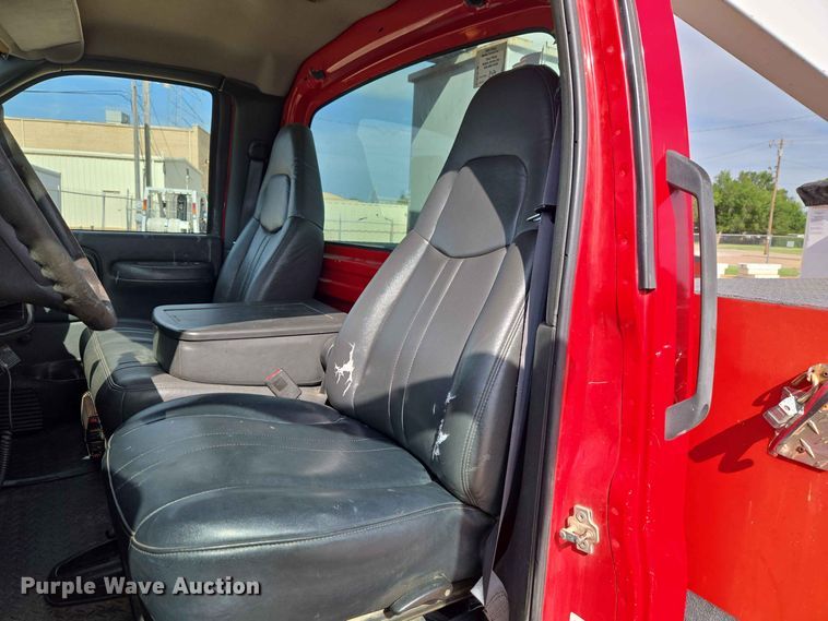 image for item EW0385 2004 Chevrolet C4500 bucket truck