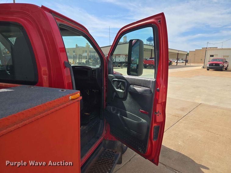 image for item EW0385 2004 Chevrolet C4500 bucket truck