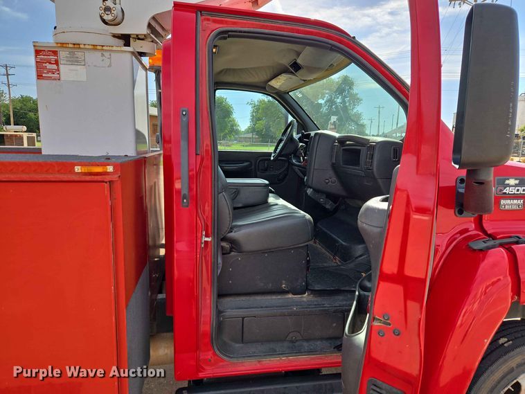 image for item EW0385 2004 Chevrolet C4500 bucket truck