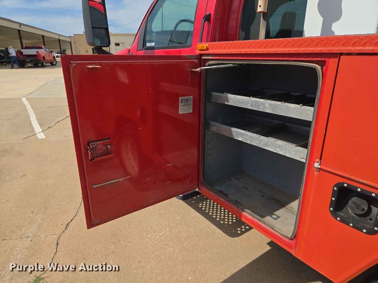 image for item EW0386 2004 Chevrolet C4500 bucket truck