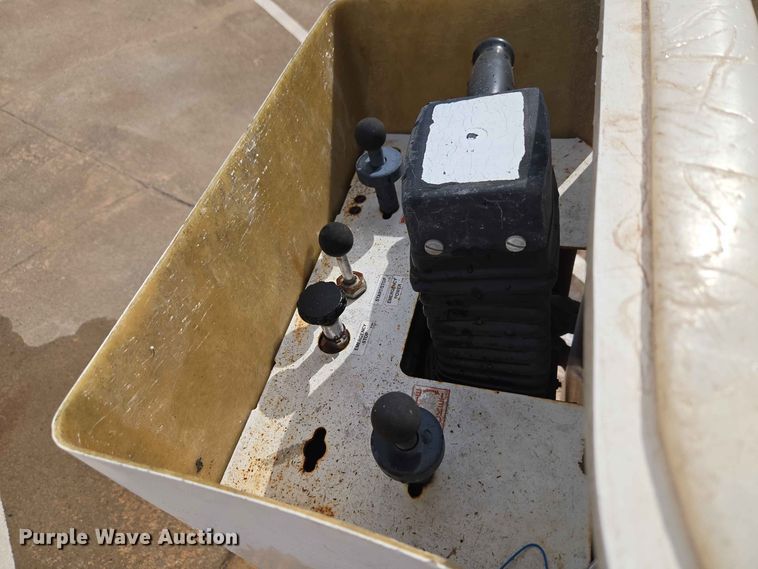 image for item EW0386 2004 Chevrolet C4500 bucket truck