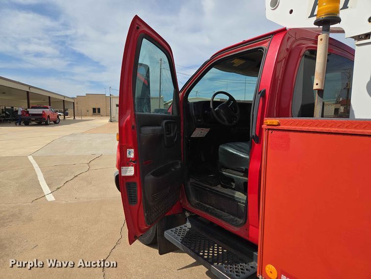 image for item EW0386 2004 Chevrolet C4500 bucket truck