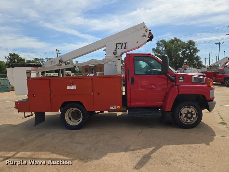 image for item EW0387 2004 Chevrolet C4500 bucket truck