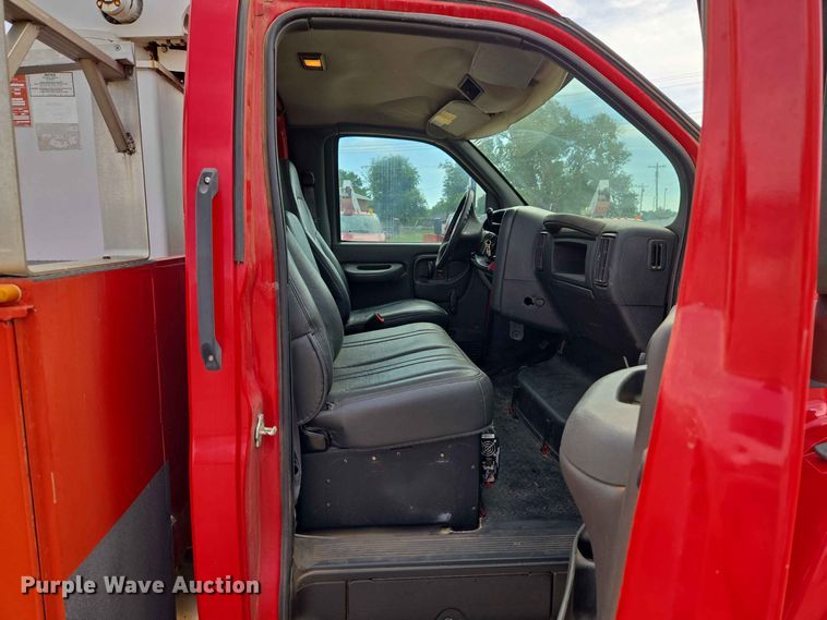 image for item EW0387 2004 Chevrolet C4500 bucket truck