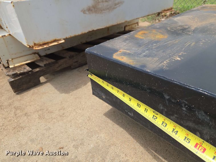 image for item EW0398 (3) fuel tanks