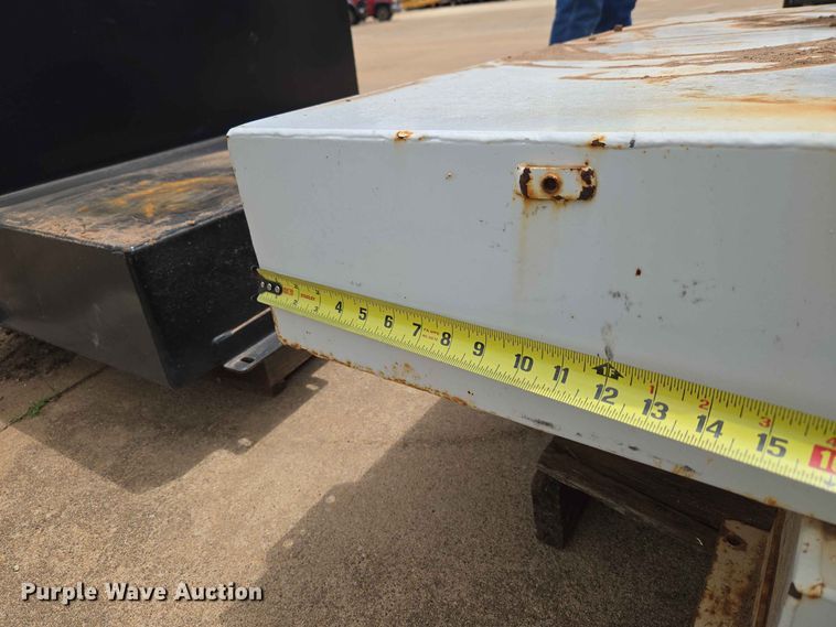image for item EW0398 (3) fuel tanks