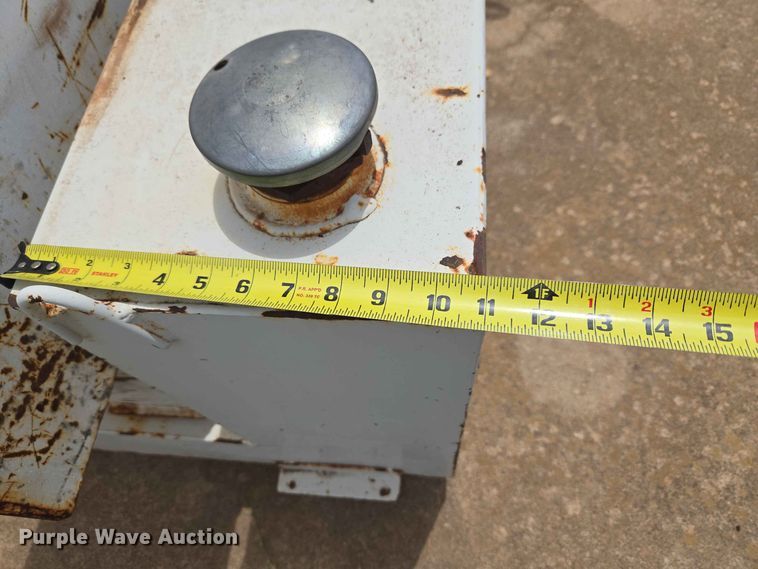 image for item EW0398 (3) fuel tanks