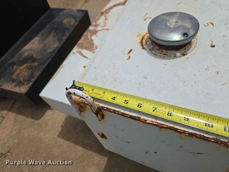 image for item EW0398 (3) fuel tanks