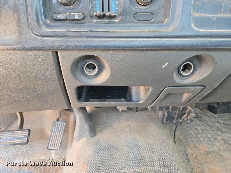 image for item EW0433 2003 Chevrolet Silverado 1500 pickup truck