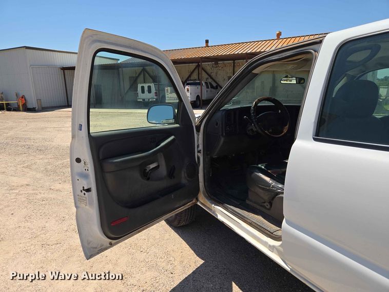 image for item EW0434 2003 Chevrolet Silverado 2500HD Crew Cab utility bed pickup truck