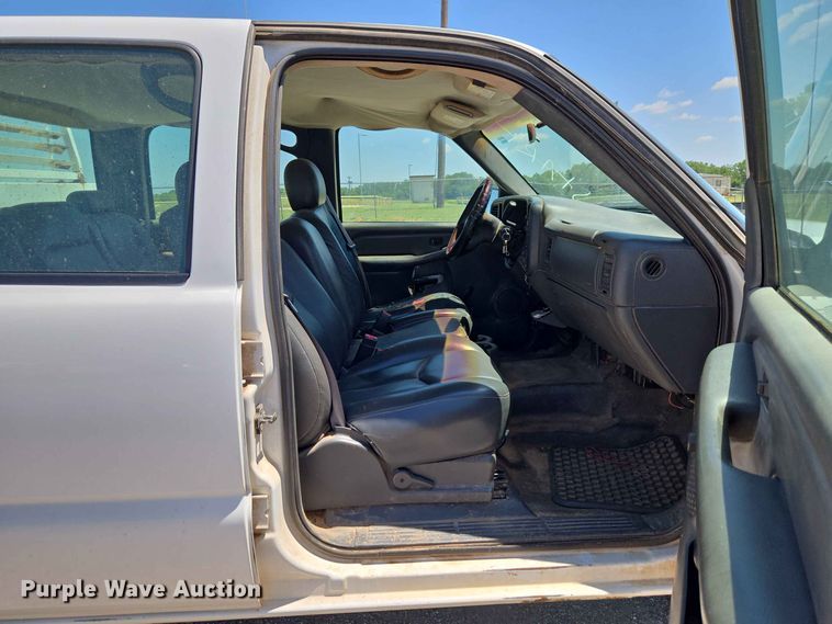 image for item EW0434 2003 Chevrolet Silverado 2500HD Crew Cab utility bed pickup truck