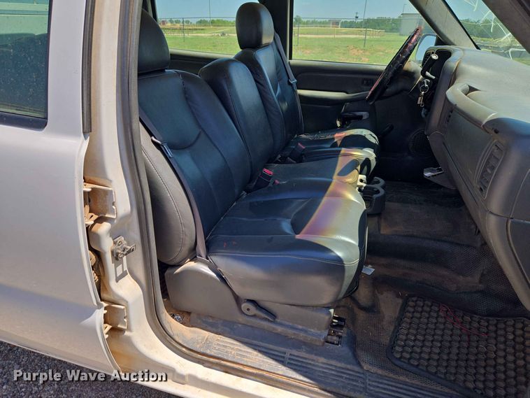 image for item EW0434 2003 Chevrolet Silverado 2500HD Crew Cab utility bed pickup truck