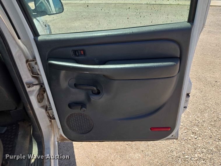 image for item EW0434 2003 Chevrolet Silverado 2500HD Crew Cab utility bed pickup truck